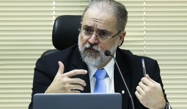 Aras decide se manifestar até quarta-feira sobre indulto de Daniel Silveira