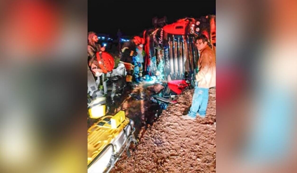 Veículo tomba durante a madrugada e mulher fica ferida em rodovia