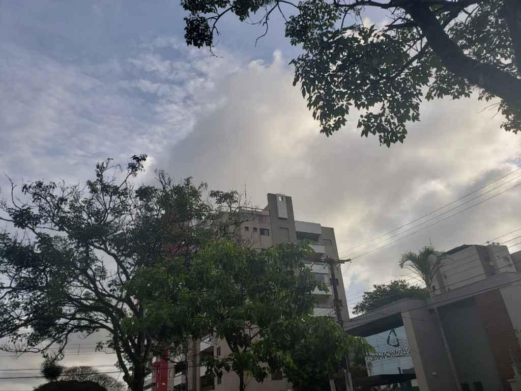 Segunda de céu parcialmente nublado em MS