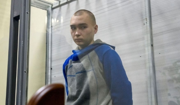 Ucrânia condena soldado russo à prisão perpétua em 1º julgamento por crimes de guerra