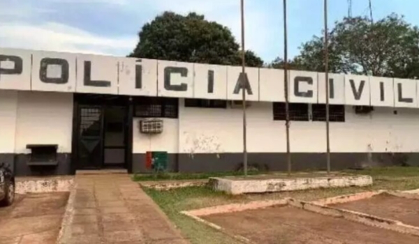 Família é feita refém por trio que foge levando caminhonete