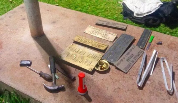 Dupla invade cemitério e é presa furtando placas e castiçais de túmulos