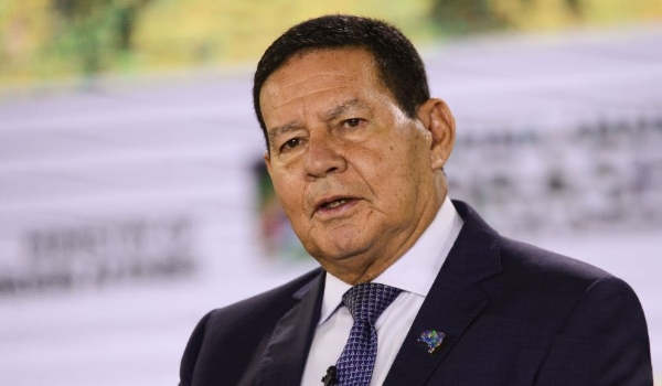 “Sabe as pressões que está sofrendo”, diz Mourão sobre Bolsonaro em relação à Petrobras