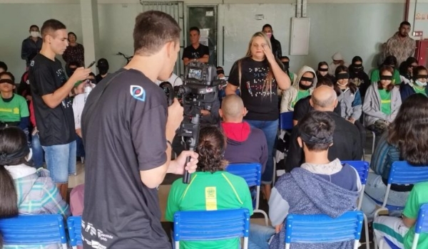 Estudantes da EE Júlia Gonçalves Passarinho assistem peça teatral com elenco de cegos