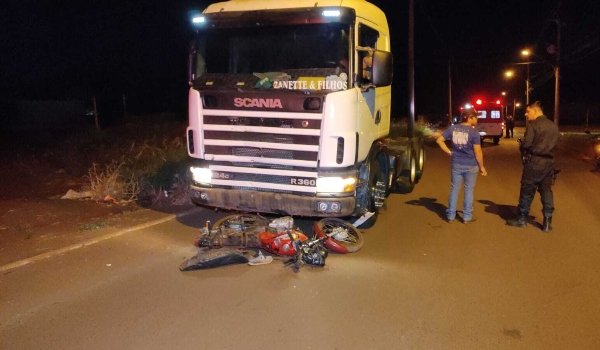 Bêbado, caminhoneiro invade preferencial e atropela motociclista