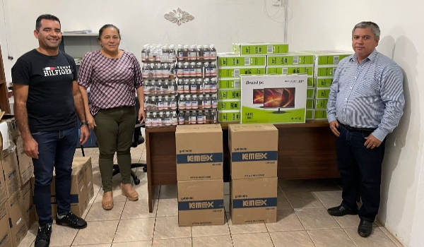 Prefeito entrega 20 computadores novos para a Saúde