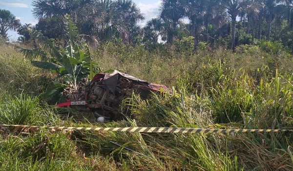 Ao tentar ultrapassar, motorista de picape morre após colidir contra caminhão