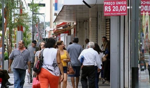 Salário dos servidores está disponível para saque e vai ajudar a movimentar o comércio do Estado