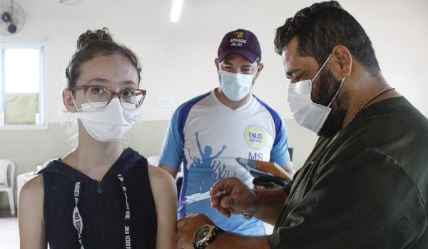 Terceira dose da vacinação contra Covid, para adolescentes, está liberada nos 79 municípios