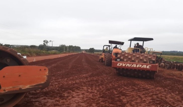 Obra de asfalto no Capão Seco segue em várias frentes de trabalho, com drenagem, base e terraplanagem na MS-258
