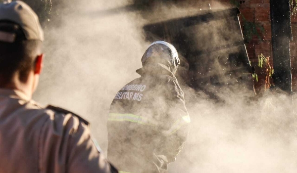 Fogo destrói barraco de madeira e suspeita é de curto-circuito
