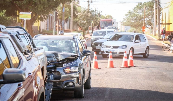 Mulher fica ferida em acidente; comerciantes cobram fim de caos na Três Barras