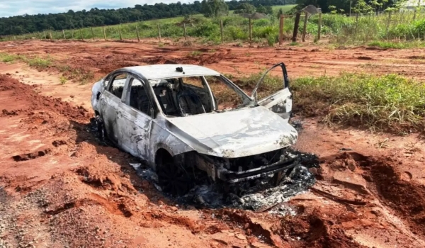 Trio é preso depois de roubar taxista e incendiar carro