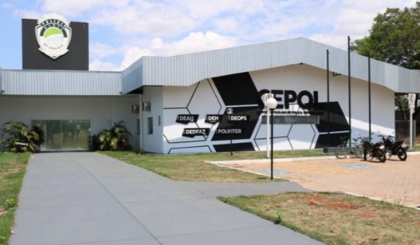 Homem invade escola para cobrar dívida, agride ex e acaba preso