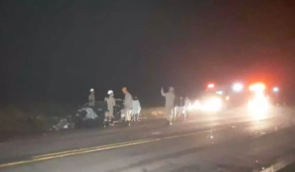 Mulher de 34 anos morre depois de colisão entre carro e caminhão