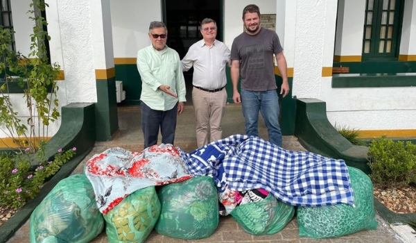 Calcário Oroytê doa cobertores à Prefeitura