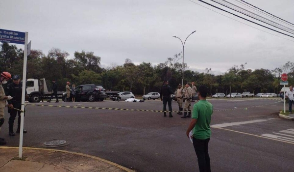 Carro invade preferencial, atinge e mata motociclista em avenida