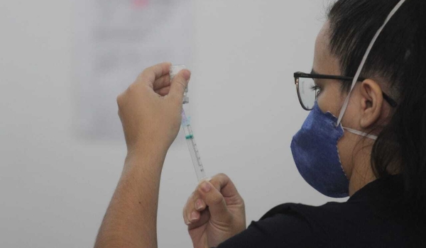 Dia é de plantão de vacinação contra gripe e covid em 4 postos