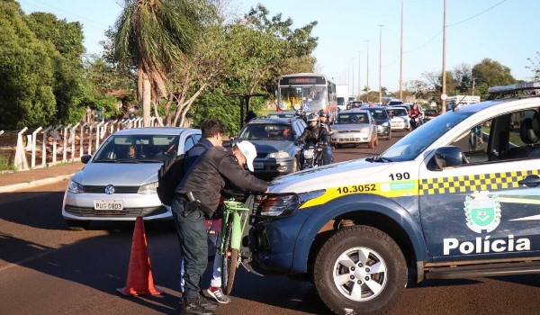 Idoso de bicicleta é atropelado e trânsito fica tumultuado na Duque de Caxias