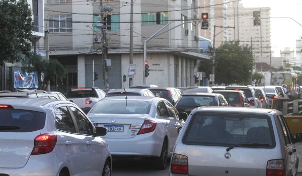 Segunda amanhece com interdição na Afonso Pena e testa paciência de condutores