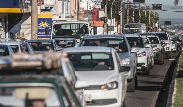 Motociclista sem CNH colide em carro e deixa trânsito caótico na Zahran