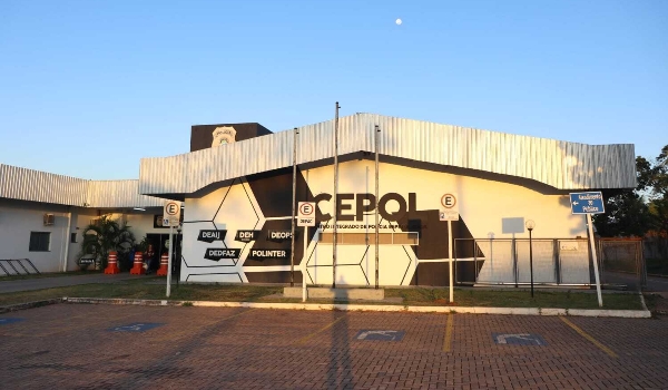 Após briga e tiros, polícia é acionada e encontra carro roubado