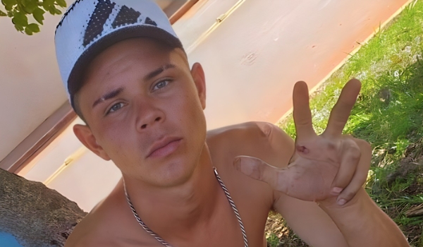 Rapaz que foi morto em atentado tinha 20 anos e várias passagens pela polícia