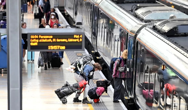 Maior greve ferroviária em 30 anos paralisa o Reino Unido