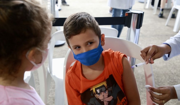 Especialistas tiram dúvidas sobre efeitos colaterais de vacinas contra a Covid em crianças