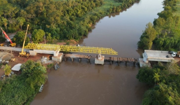 MS-274: Construção de ponte sobre o Rio Dourados avança com lançamento de vigas