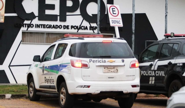 Jovem é surpreendido por suspeito e esfaqueado enquanto falava com amigos