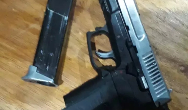 PM apreende arma de brinquedo ostentada em live do 