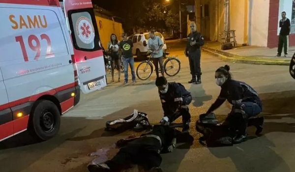 Homem de 38 anos é esfaqueado em bar, corre para o meio da rua e morre