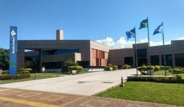Receita Federal alerta sobre golpistas que cobram para 