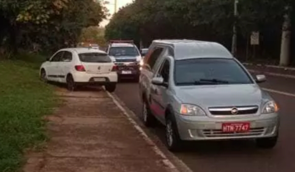Homem é encontrado morto dentro de carro parado em cima de calçada