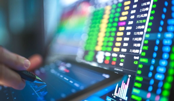 Dólar abre em queda enquanto mercado digere “prévia da inflação” de junho