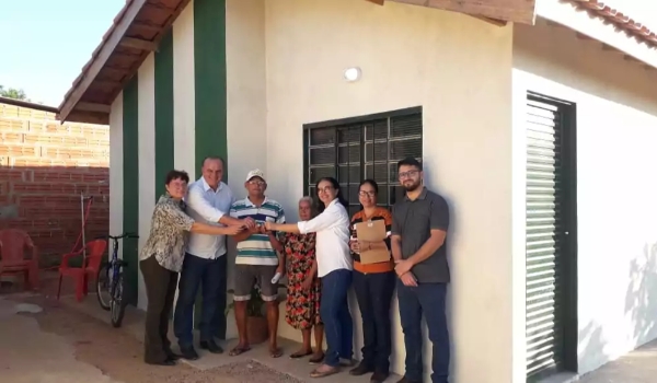 Em clima de emoção e alegria, prefeito Neco Pagliosa entrega casas aos moradores