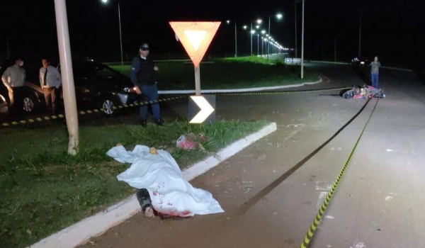 Motociclista perde o controle, invade rotatória e morre ao colidir em poste