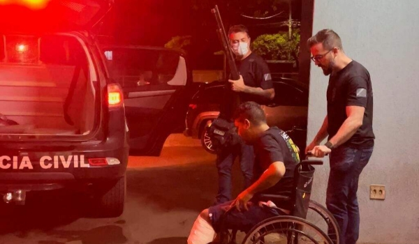 Suspeito de tentativa de homicídio tenta tomar arma de policial e leva tiro