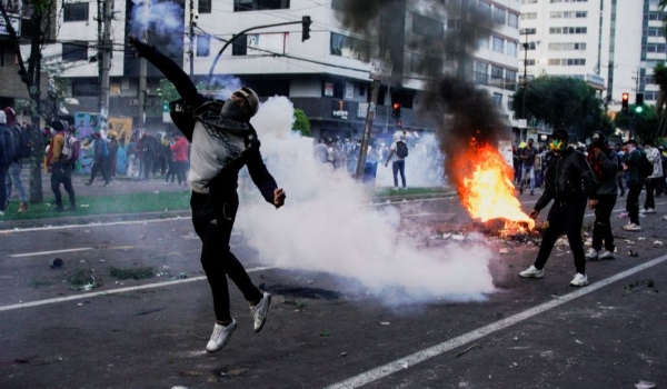 Buscando encerrar protestos, Equador anuncia corte no preço dos combustíveis