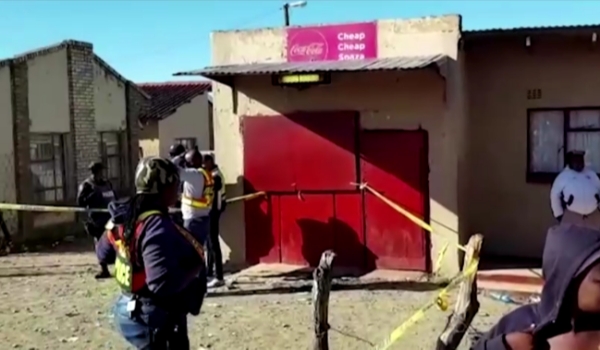 Autoridades da África do Sul investigam mortes de 21 jovens em bar