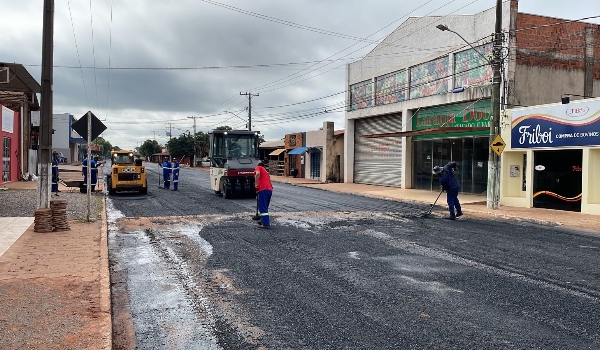 Obra de recapeamento na Rua Barão do Ladário segue em ritmo acelerado