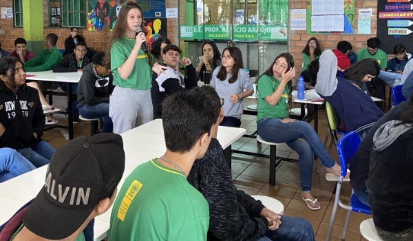 Roda de conversa debate “Combate às Fake News Relacionadas à COVID-19” na EE Professor Alício Araújo