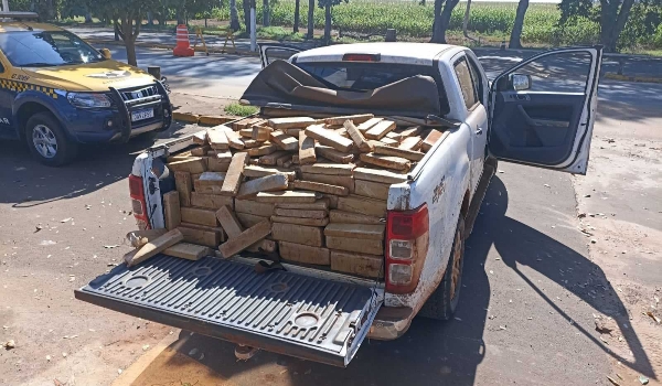 Em fuga, traficante abandona caminhonete com R$ 3,1 milhões em maconha