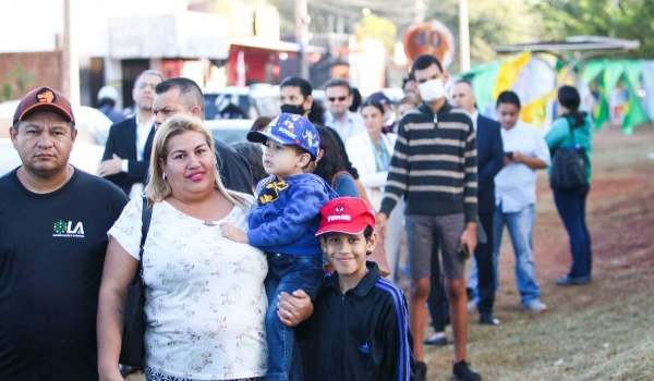 “Quero receber a chave das mãos do presidente”: fila e sonhos em residencial