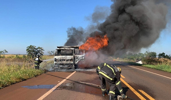 Caminhão pega fogo e fumaça é vista a 14 km de distância em rodovia da Capital