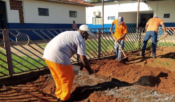 Hortas sociais instaladas por detentos de Jardim transformam realidade de escolas e instituições sociais