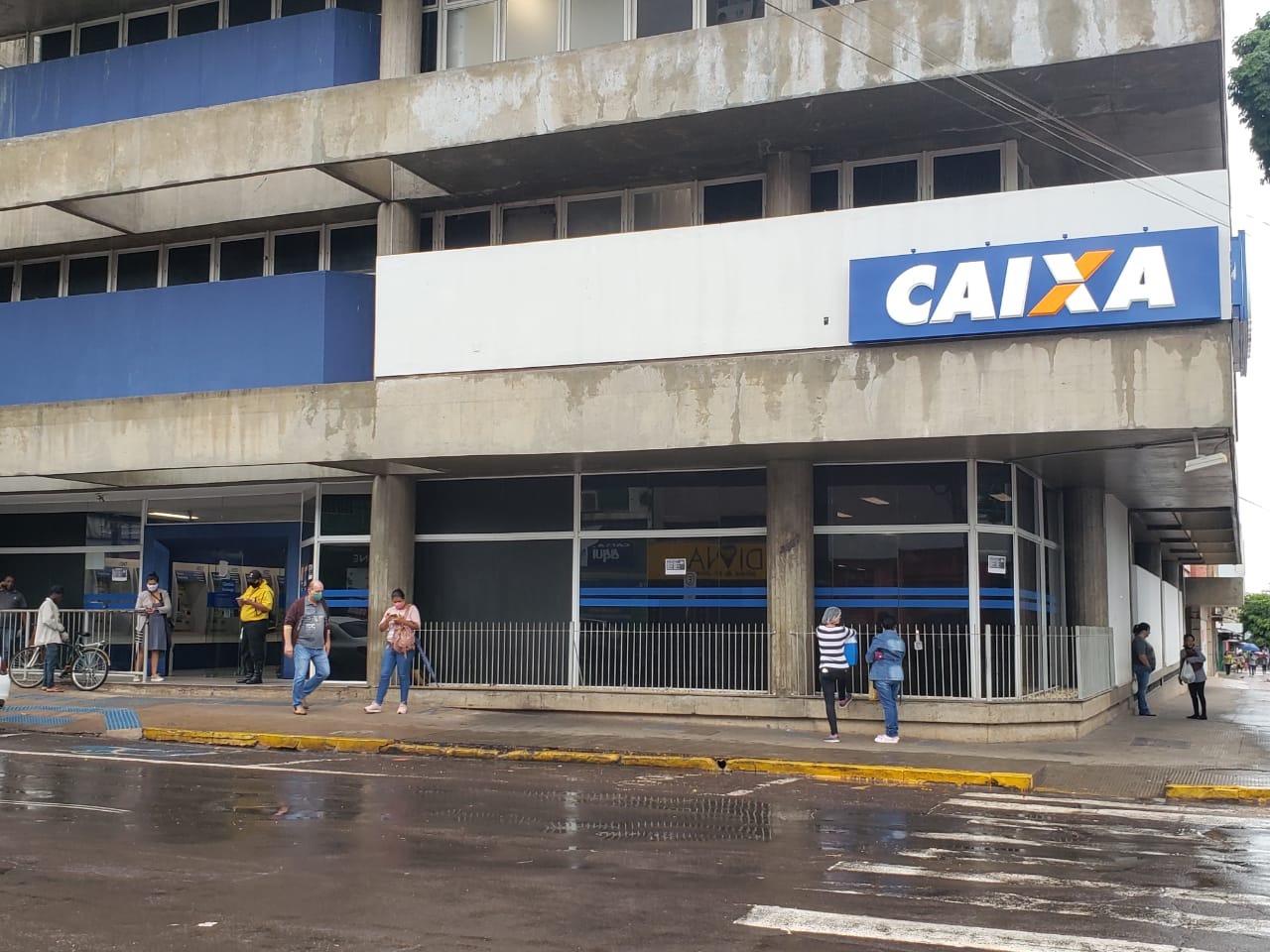 Chuva ‘espanta’ trabalhadores e fila tem poucas pessoas em frente à Caixa nesta quarta