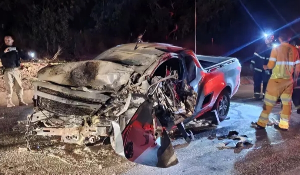 Empresário morre após colidir em ônibus e picape pegar fogo na BR-163