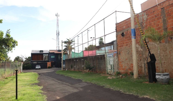 Sem autorização, moradores instalam cancela e privatizam rua sem saída
